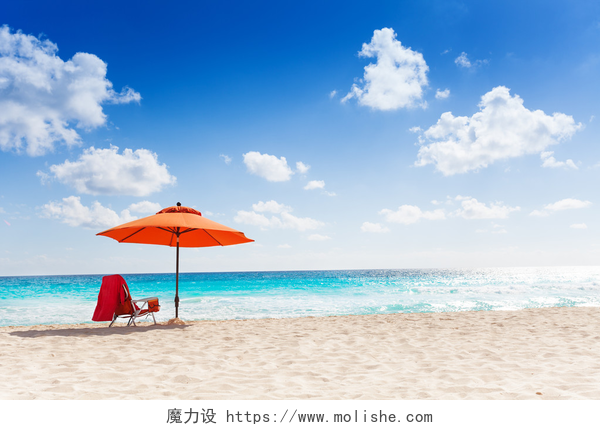 沙滩上橙色的太阳伞和沙滩椅橙色沙滩伞
